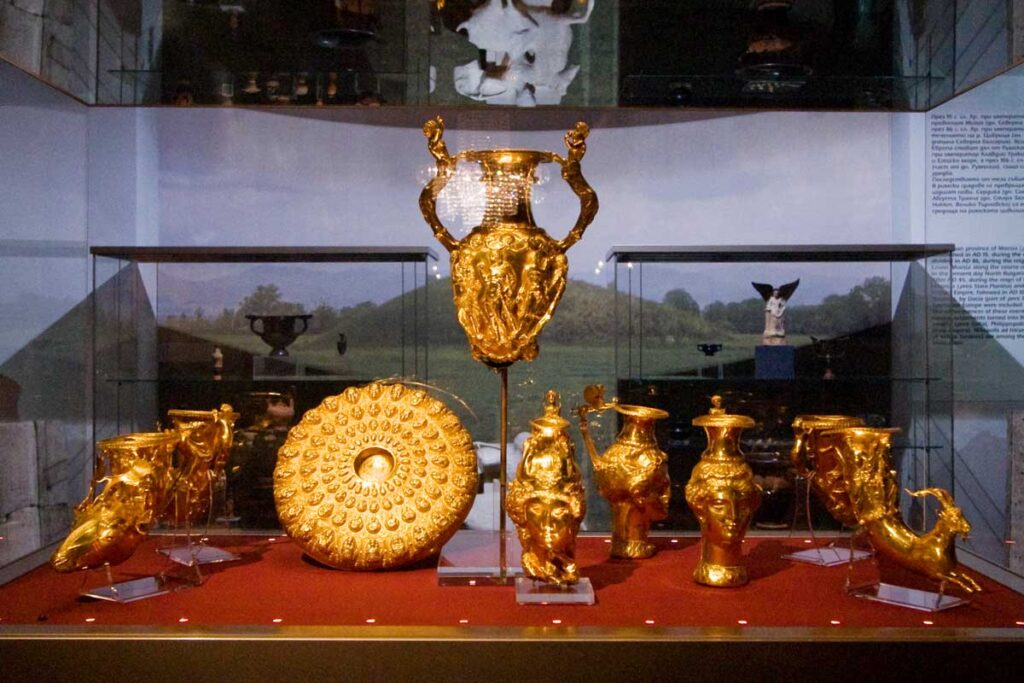 Ancient Thracian gold artifacts and burial tombs in Bulgaria archaeological sites
